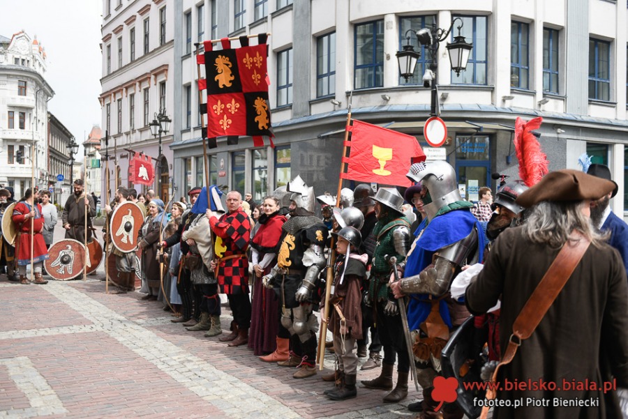 Niezwykły pochód na ulicach Bielska-Białej. Bohaterowie w strojach historycznych ZDJĘCIA