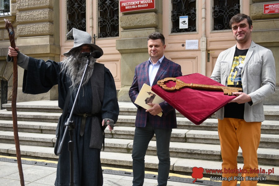Niezwykły pochód na ulicach Bielska-Białej. Bohaterowie w strojach historycznych ZDJĘCIA