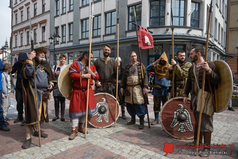 Niezwykły pochód na ulicach Bielska-Białej. Bohaterowie w strojach historycznych ZDJĘCIA