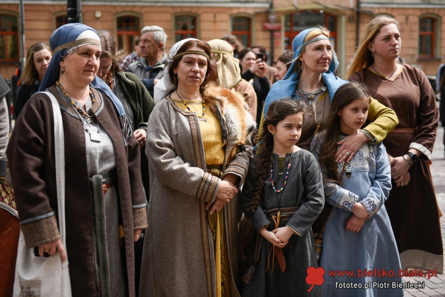 Niezwykły pochód na ulicach Bielska-Białej. Bohaterowie w strojach historycznych ZDJĘCIA