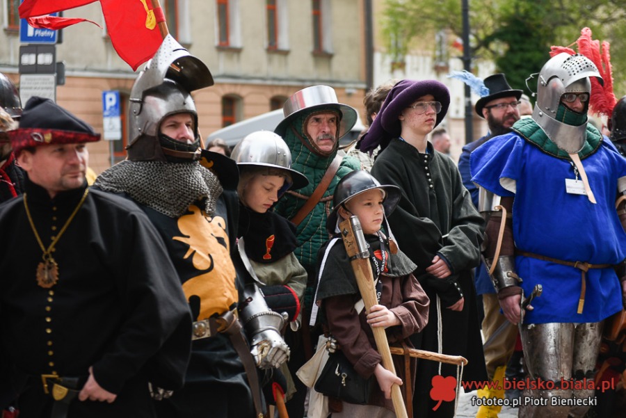 Niezwykły pochód na ulicach Bielska-Białej. Bohaterowie w strojach historycznych ZDJĘCIA