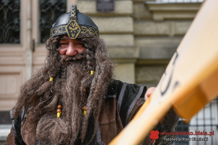 Niezwykły pochód na ulicach Bielska-Białej. Bohaterowie w strojach historycznych ZDJĘCIA