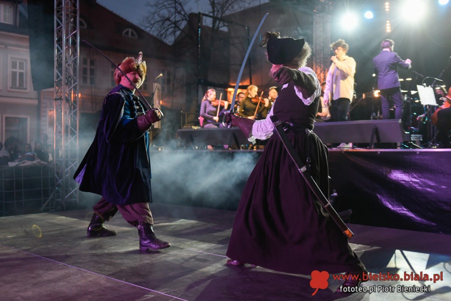 Tłumy na Rynku. Hity muzyki filmowej w spektakularnej oprawie ZDJĘCIA