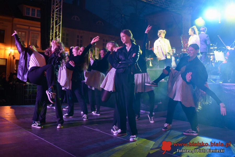 Tłumy na Rynku. Hity muzyki filmowej w spektakularnej oprawie ZDJĘCIA