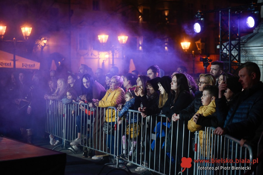 Tłumy na Rynku. Hity muzyki filmowej w spektakularnej oprawie ZDJĘCIA