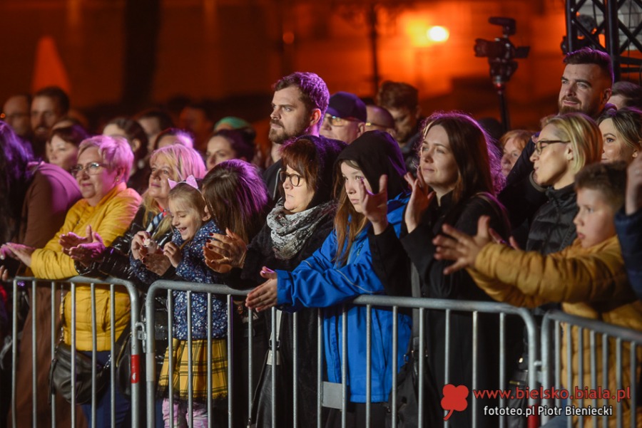 Tłumy na Rynku. Hity muzyki filmowej w spektakularnej oprawie ZDJĘCIA