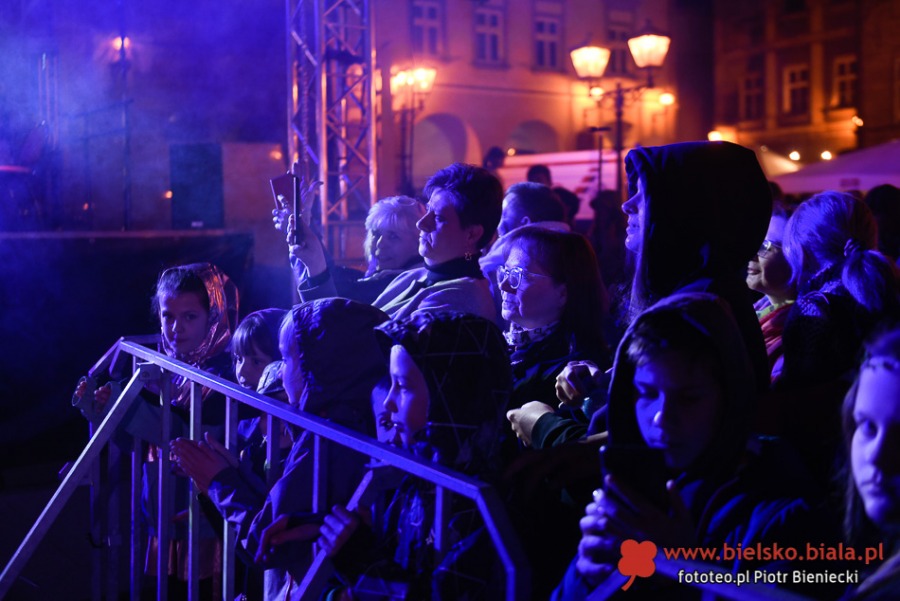 Tłumy na Rynku. Hity muzyki filmowej w spektakularnej oprawie ZDJĘCIA