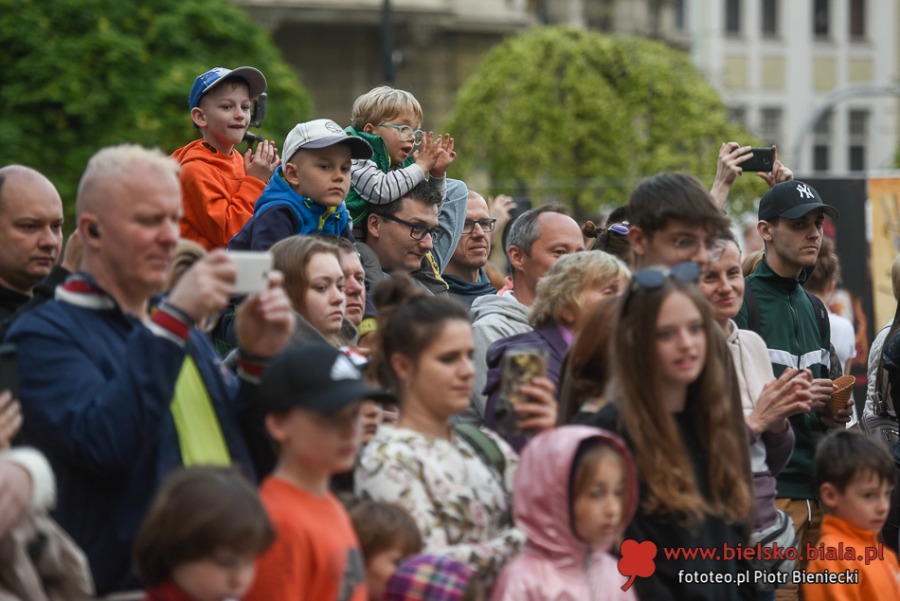 Wieczorem zapłonął plac Chrobrego. Widzowie byli zachwyceni! ZDJĘCIA
