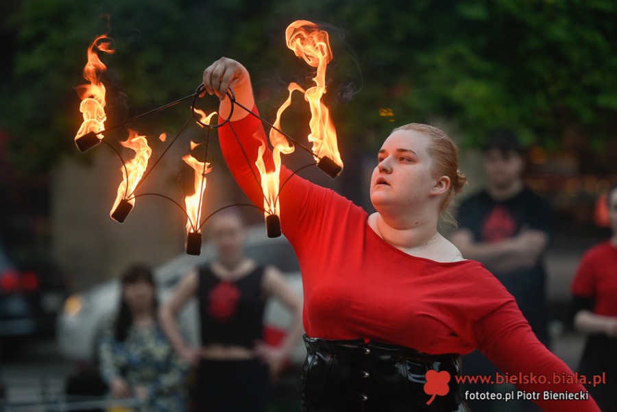 Wieczorem zapłonął plac Chrobrego. Widzowie byli zachwyceni! ZDJĘCIA