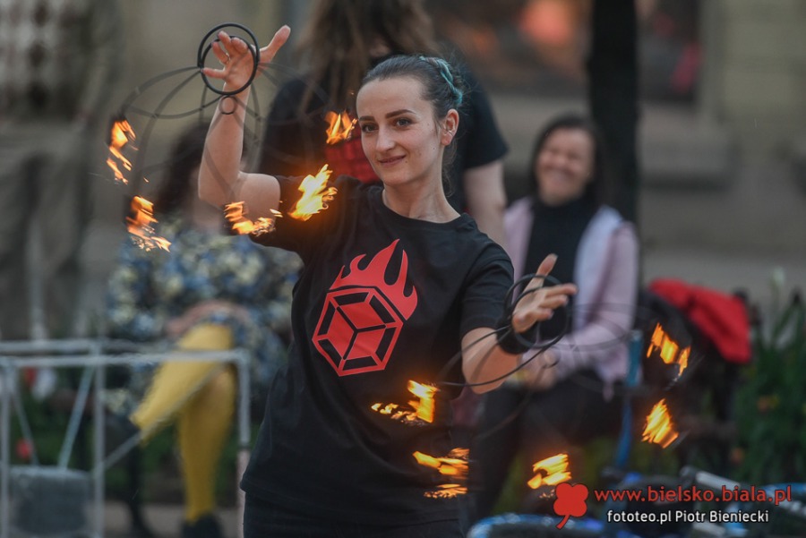 Wieczorem zapłonął plac Chrobrego. Widzowie byli zachwyceni! ZDJĘCIA