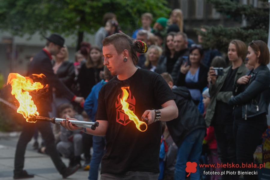 Wieczorem zapłonął plac Chrobrego. Widzowie byli zachwyceni! ZDJĘCIA