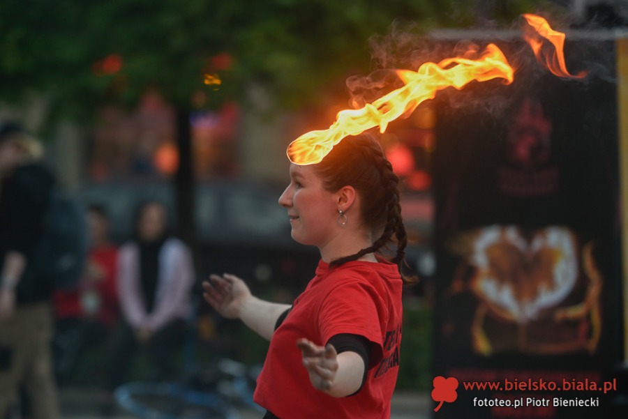 Wieczorem zapłonął plac Chrobrego. Widzowie byli zachwyceni! ZDJĘCIA