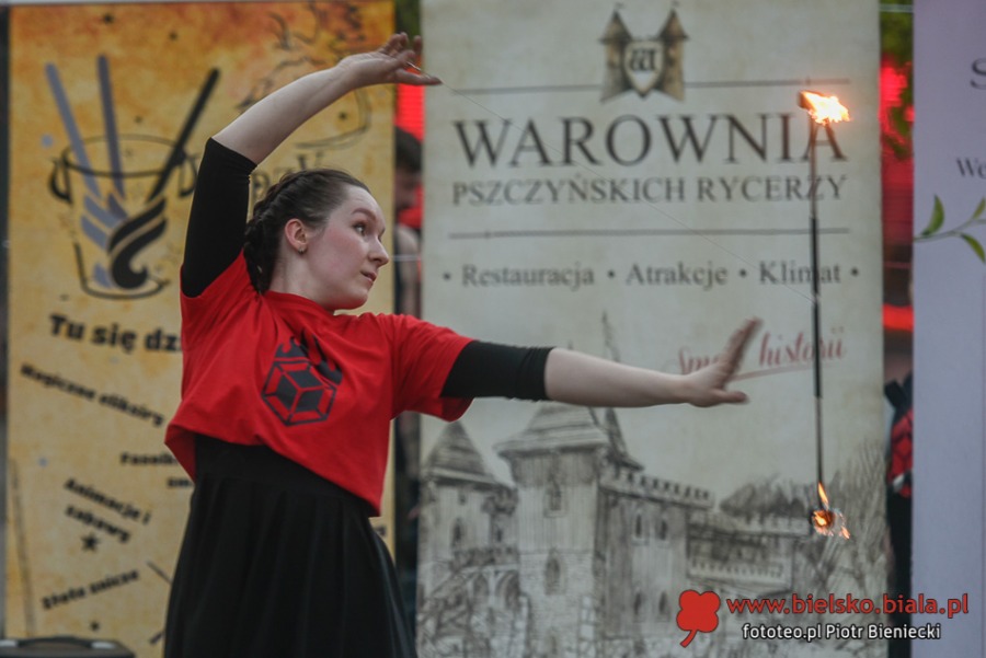 Wieczorem zapłonął plac Chrobrego. Widzowie byli zachwyceni! ZDJĘCIA