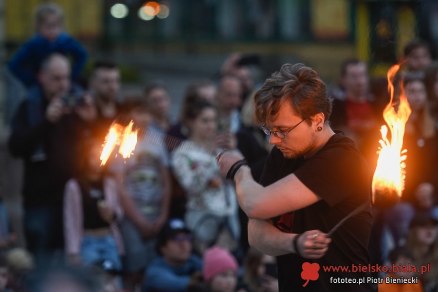Wieczorem zapłonął plac Chrobrego. Widzowie byli zachwyceni! ZDJĘCIA