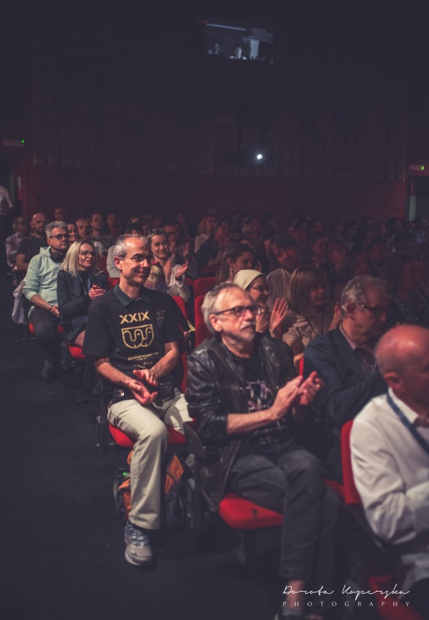Wielki teatr w Bielsku-Białej. Publiczność zachwycona grą aktorów - ZDJĘCIA I WIDEO