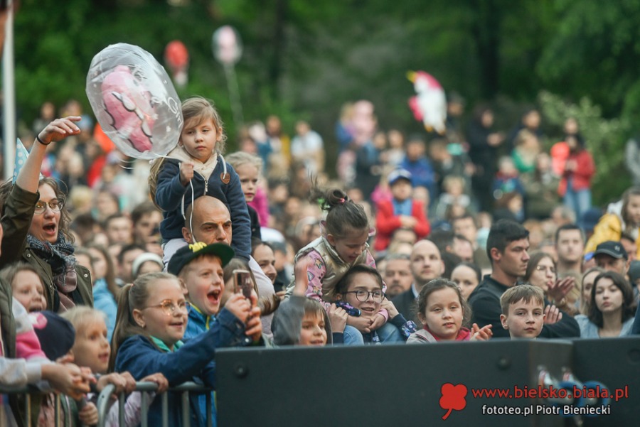 Kwiat Jabłoni ściągnął tysiące widzów. Morze głów w zasięgu wzroku ZDJĘCIA