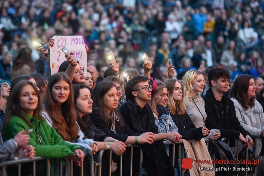 Kwiat Jabłoni ściągnął tysiące widzów. Morze głów w zasięgu wzroku ZDJĘCIA