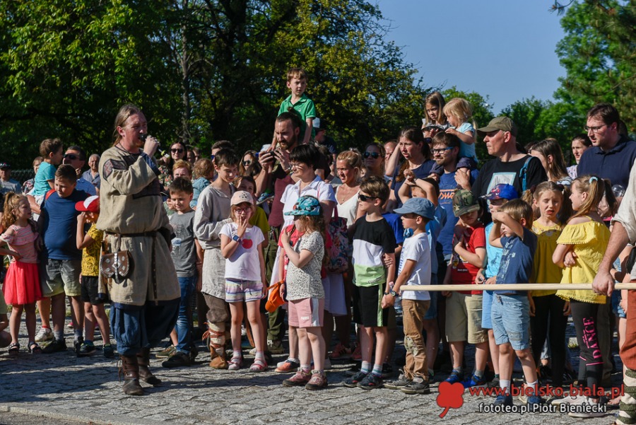 Szczęk oręża i efektowne walki w Starym Bielsku. Widzowie byli zachwyceni ZDJĘCIA