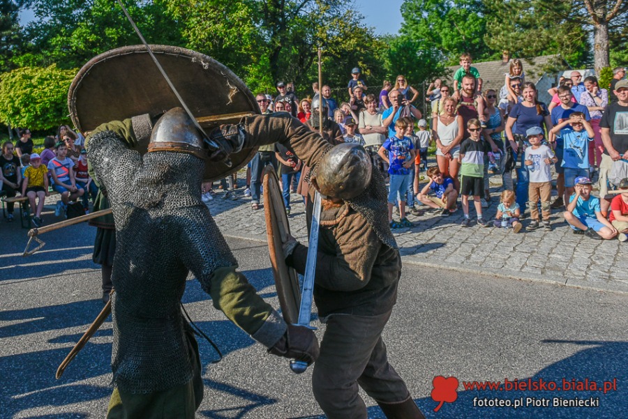 Szczęk oręża i efektowne walki w Starym Bielsku. Widzowie byli zachwyceni ZDJĘCIA