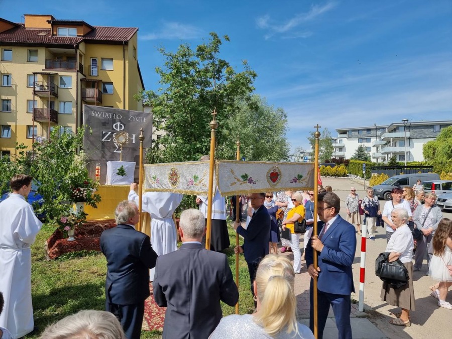 Wyjątkowa procesja Bożego Ciała. Wierni przeszli kilkukilometrową trasę ZDJĘCIA