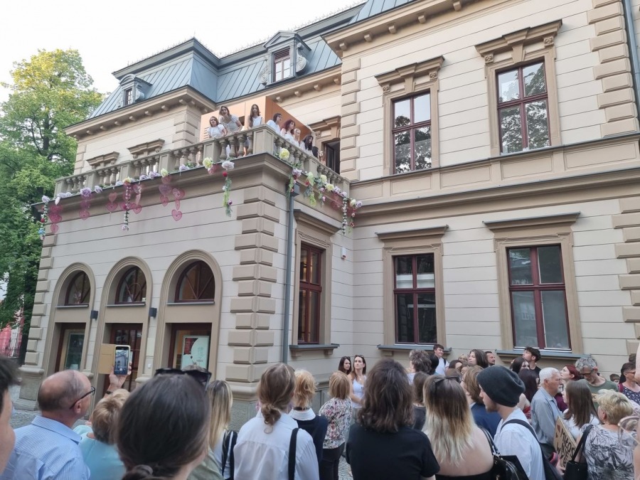 Prawdziwa miłość w nowoczesnym wydaniu na tle zabytkowej willi ZDJĘCIA