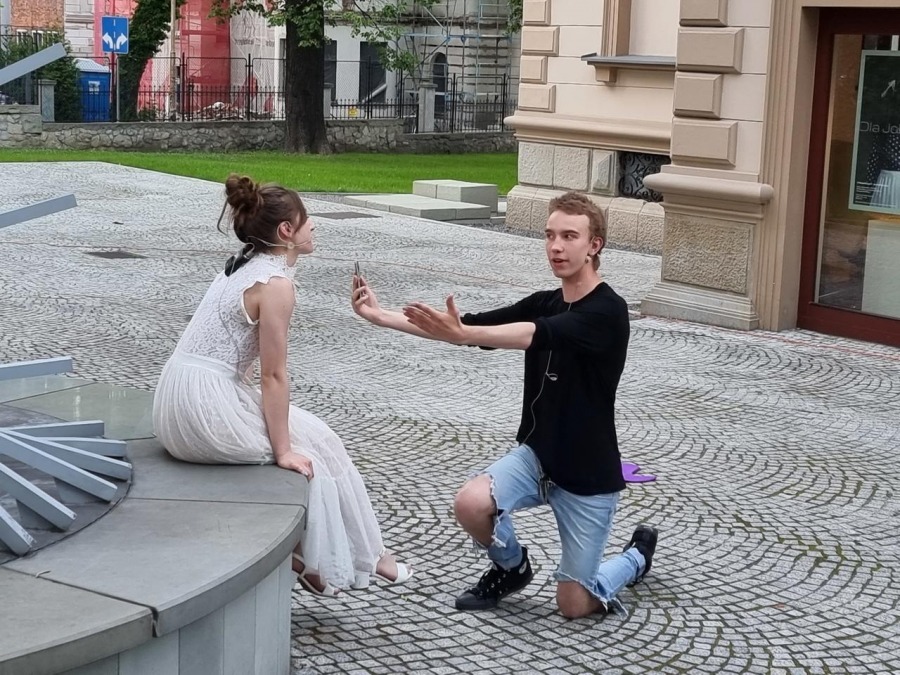 Prawdziwa miłość w nowoczesnym wydaniu na tle zabytkowej willi ZDJĘCIA