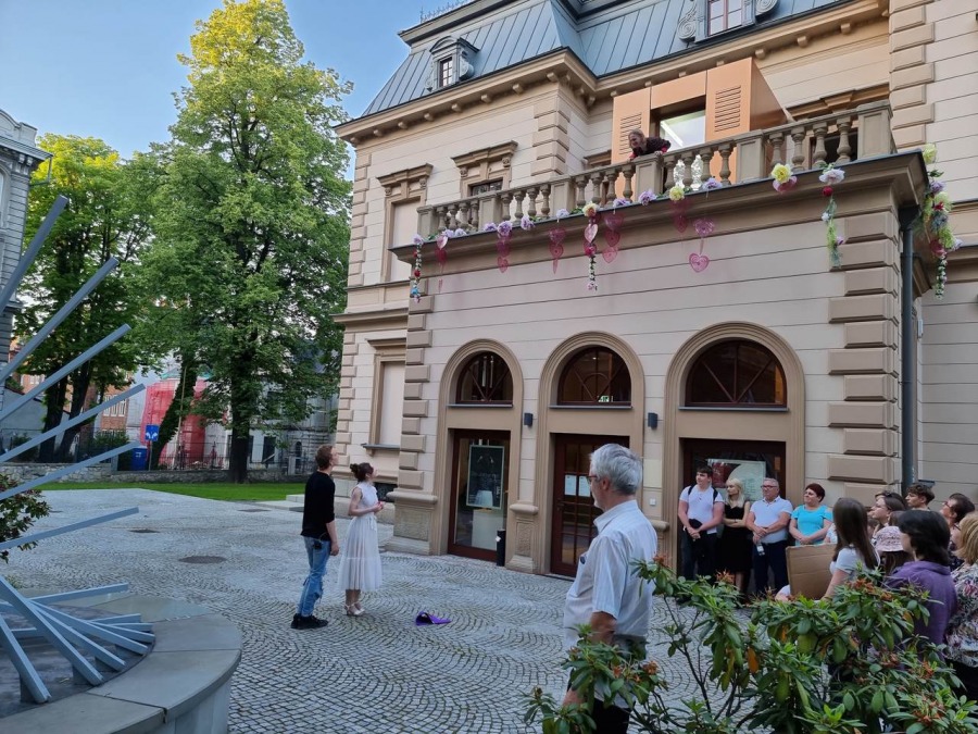 Prawdziwa miłość w nowoczesnym wydaniu na tle zabytkowej willi ZDJĘCIA
