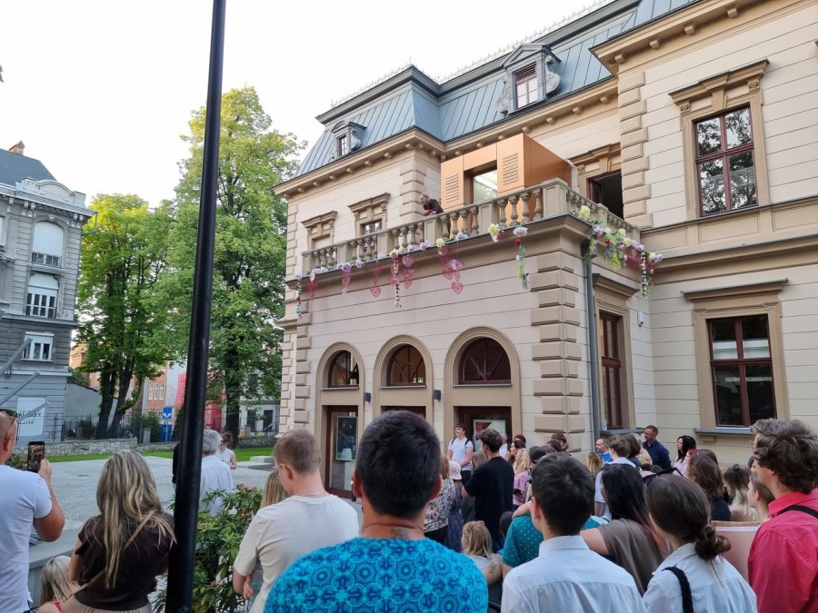 Prawdziwa miłość w nowoczesnym wydaniu na tle zabytkowej willi ZDJĘCIA