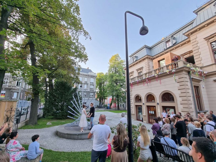Prawdziwa miłość w nowoczesnym wydaniu na tle zabytkowej willi ZDJĘCIA