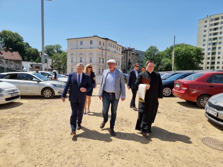 Wicepremier Gliński w Bielsku-Białej. Nowy rozdział w dziejach sławnej wytwórni ZDJĘCIA