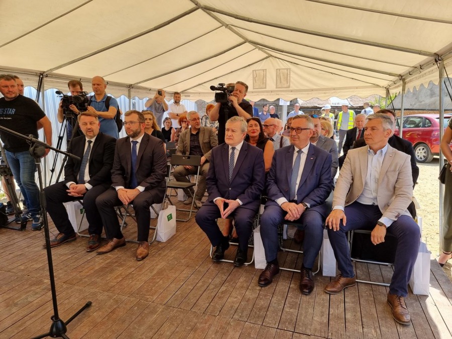 Wicepremier Gliński w Bielsku-Białej. Nowy rozdział w dziejach sławnej wytwórni ZDJĘCIA