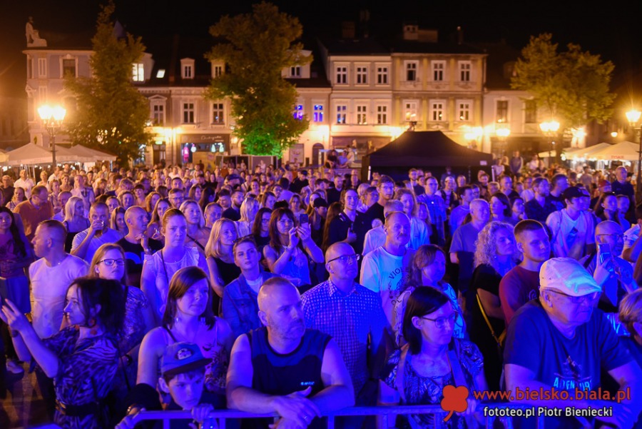 Nocna fiesta na Rynku. Bielska starówka znów pękała w szwach ZDJĘCIA
