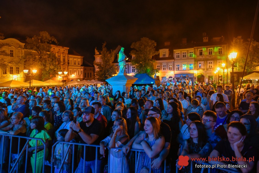 Nocna fiesta na Rynku. Bielska starówka znów pękała w szwach ZDJĘCIA