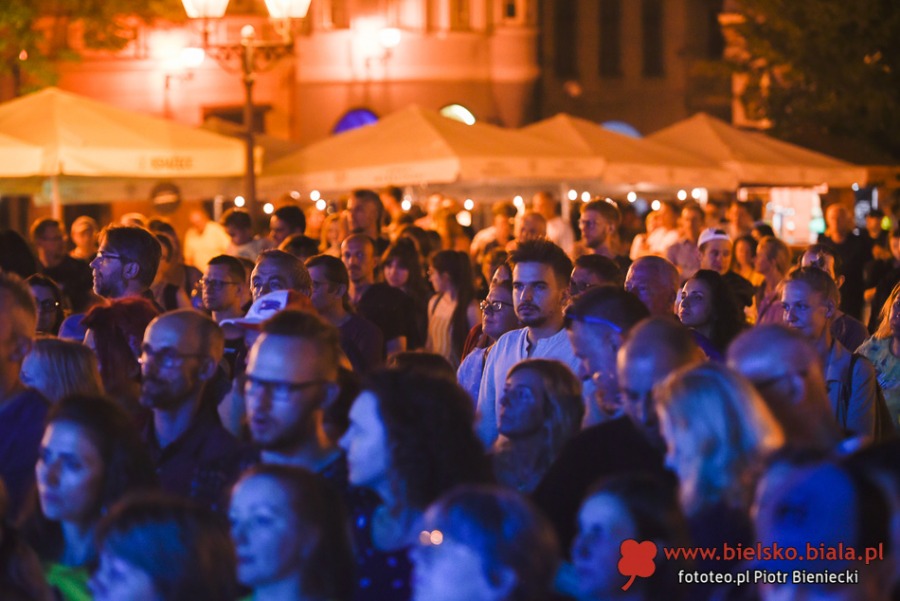 Nocna fiesta na Rynku. Bielska starówka znów pękała w szwach ZDJĘCIA