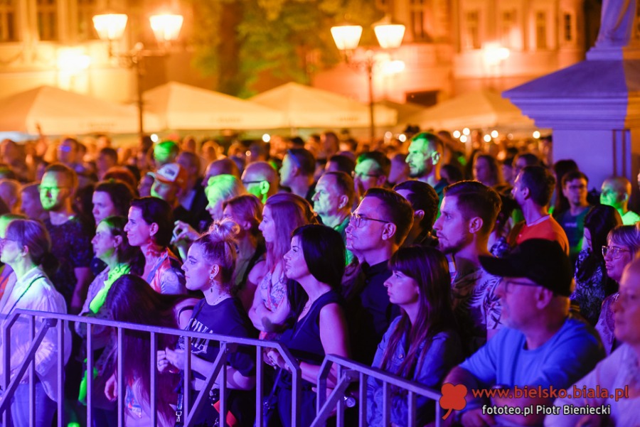 Nocna fiesta na Rynku. Bielska starówka znów pękała w szwach ZDJĘCIA