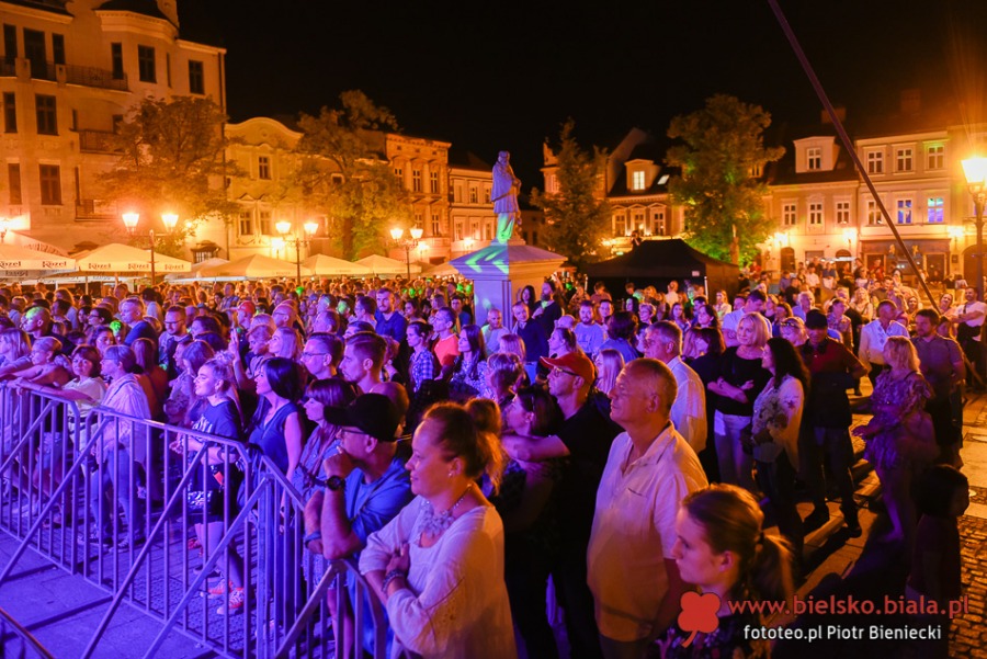 Nocna fiesta na Rynku. Bielska starówka znów pękała w szwach ZDJĘCIA