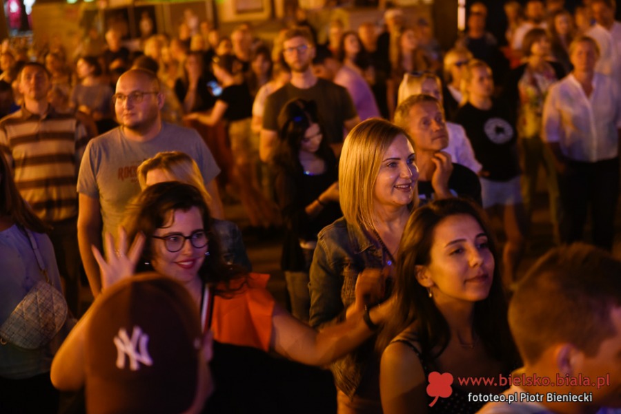 Nocna fiesta na Rynku. Bielska starówka znów pękała w szwach ZDJĘCIA