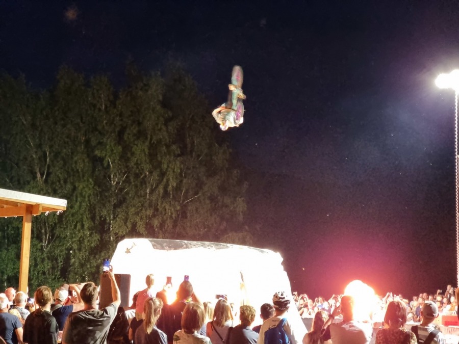 Wysokie skocznie na Błoniach. Nocne skoki zachwyciły publiczność ZDJĘCIA i WIDEO