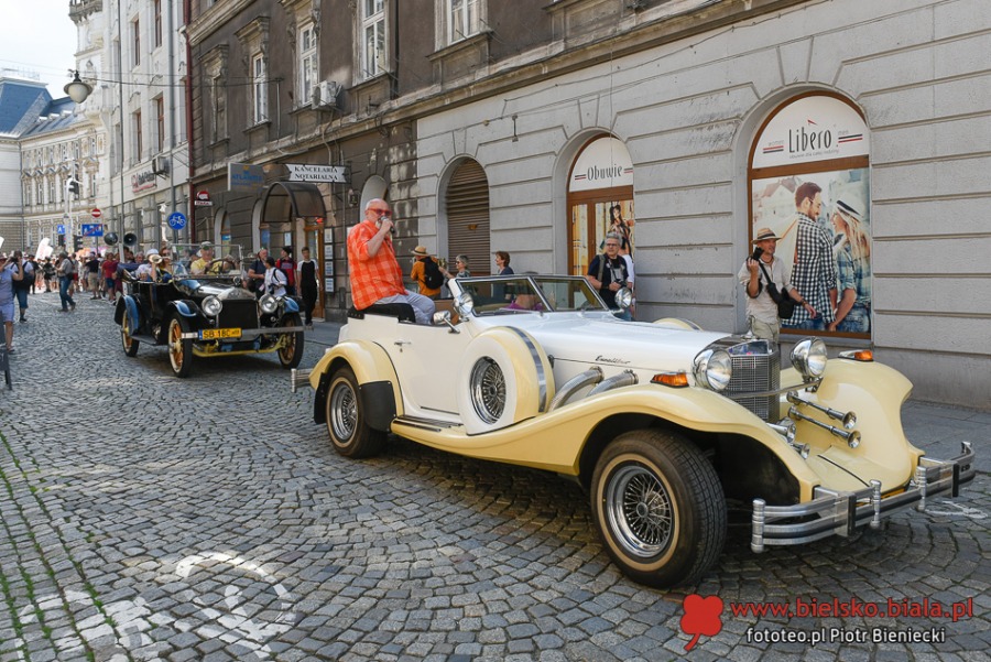 Radosny pochód na ulicach Bielska-Białej. Parada, jak w Ameryce ZDJĘCIA