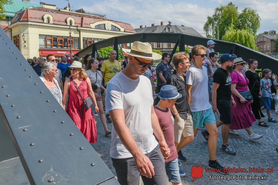 Radosny pochód na ulicach Bielska-Białej. Parada, jak w Ameryce ZDJĘCIA