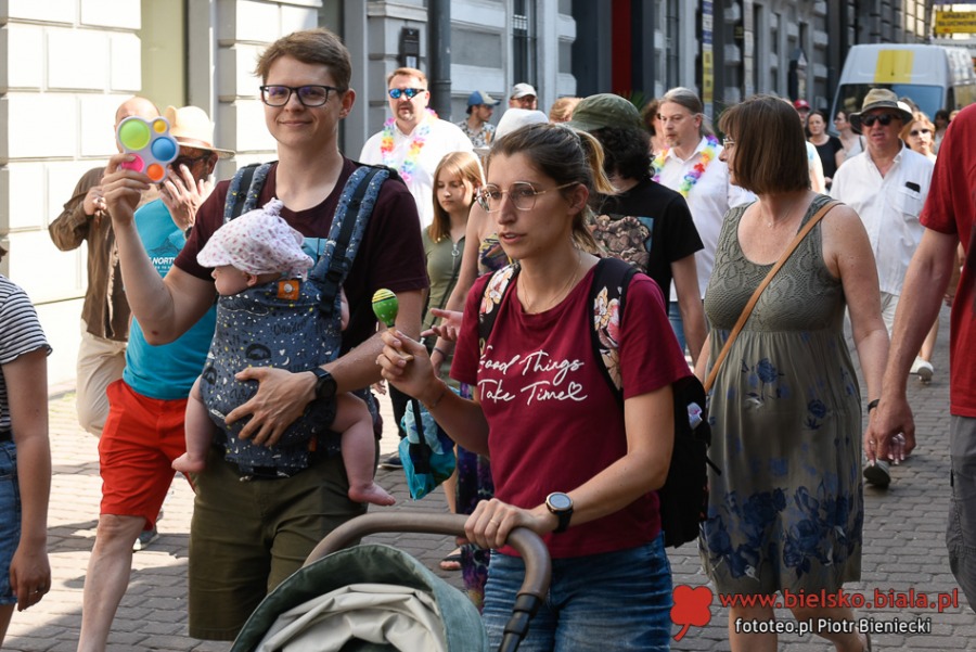 Radosny pochód na ulicach Bielska-Białej. Parada, jak w Ameryce ZDJĘCIA