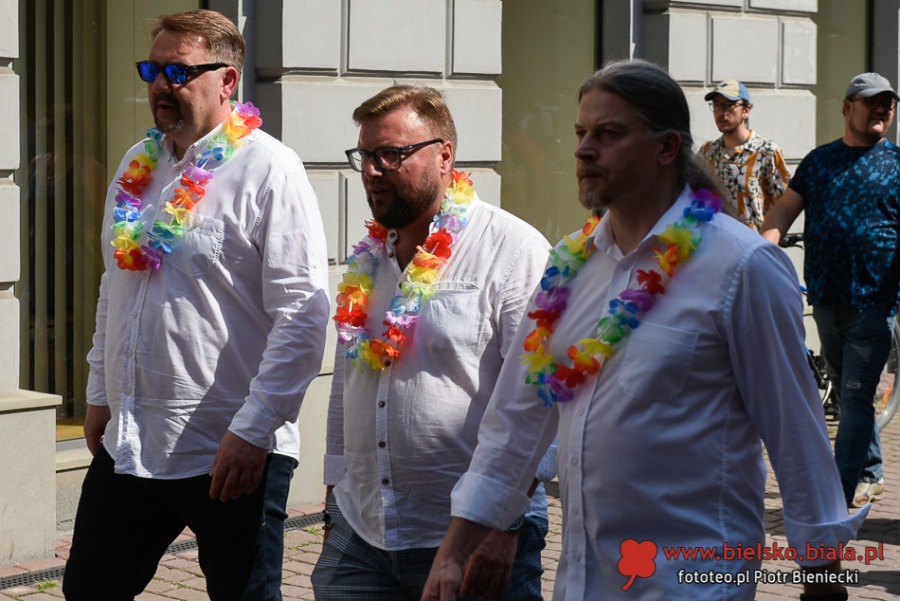 Radosny pochód na ulicach Bielska-Białej. Parada, jak w Ameryce ZDJĘCIA