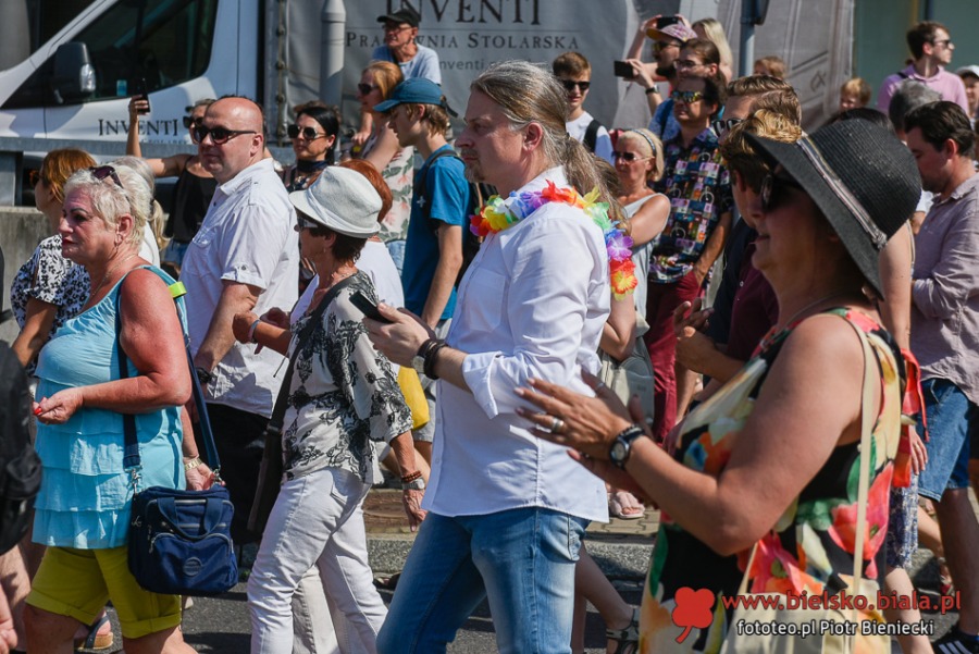 Radosny pochód na ulicach Bielska-Białej. Parada, jak w Ameryce ZDJĘCIA
