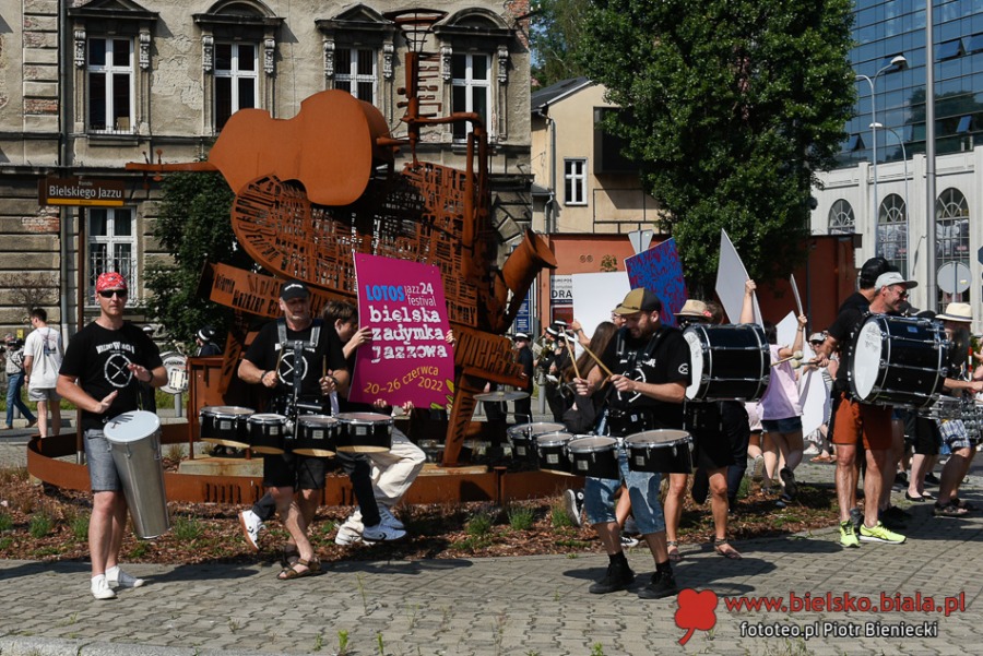Radosny pochód na ulicach Bielska-Białej. Parada, jak w Ameryce ZDJĘCIA