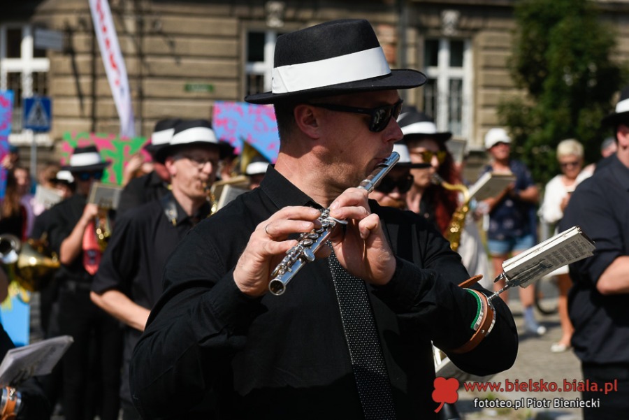 Radosny pochód na ulicach Bielska-Białej. Parada, jak w Ameryce ZDJĘCIA