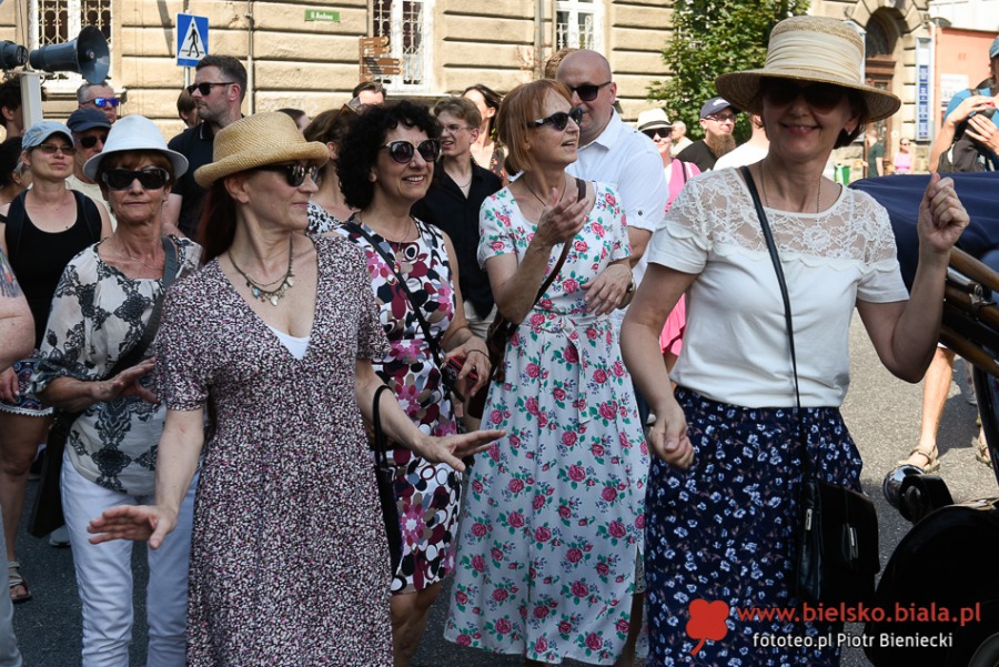 Radosny pochód na ulicach Bielska-Białej. Parada, jak w Ameryce ZDJĘCIA