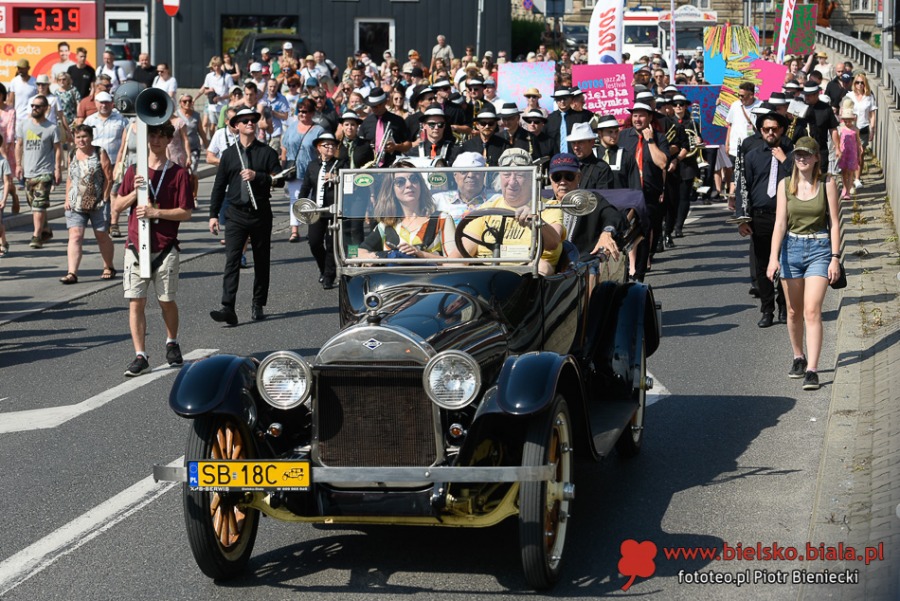 Radosny pochód na ulicach Bielska-Białej. Parada, jak w Ameryce ZDJĘCIA