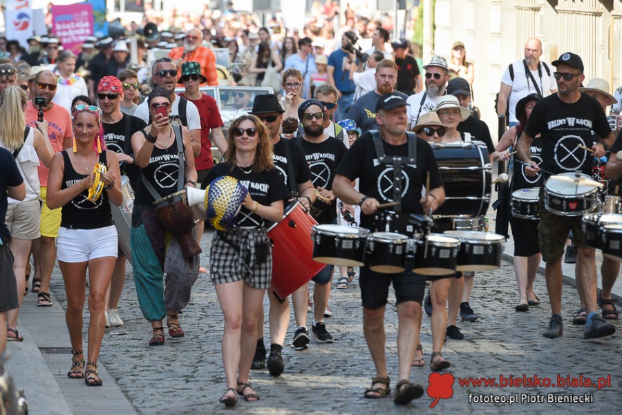 Radosny pochód na ulicach Bielska-Białej. Parada, jak w Ameryce ZDJĘCIA