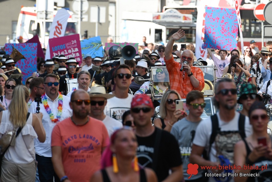Radosny pochód na ulicach Bielska-Białej. Parada, jak w Ameryce ZDJĘCIA