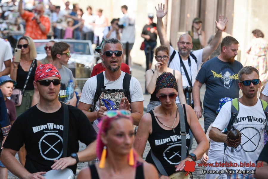 Radosny pochód na ulicach Bielska-Białej. Parada, jak w Ameryce ZDJĘCIA
